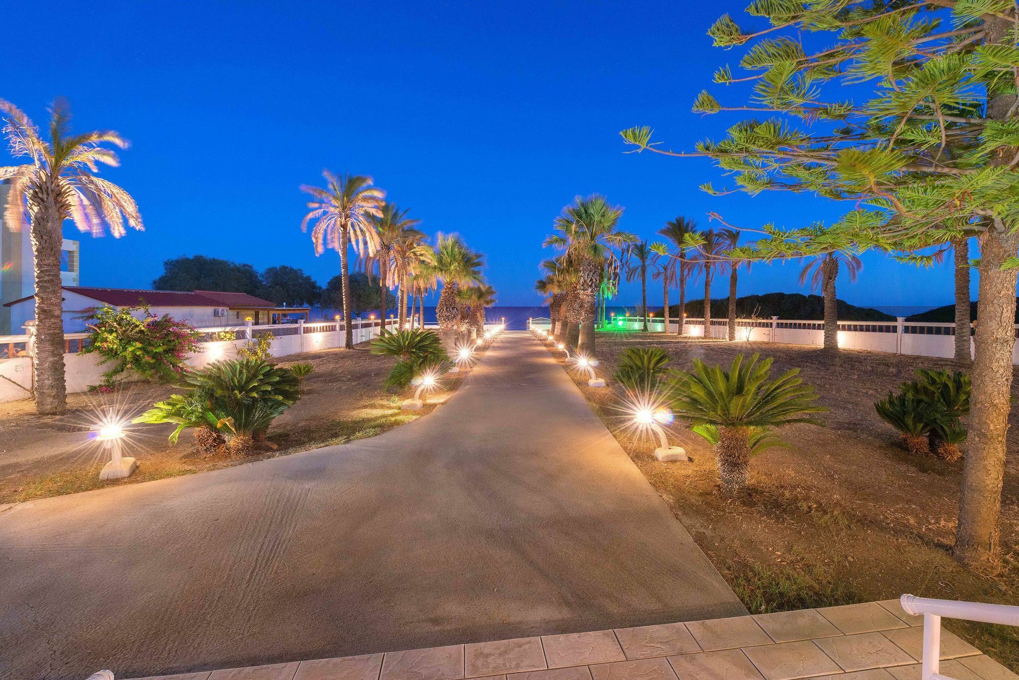 Villa Maria Beachfront Residence Киотари Екстериор снимка